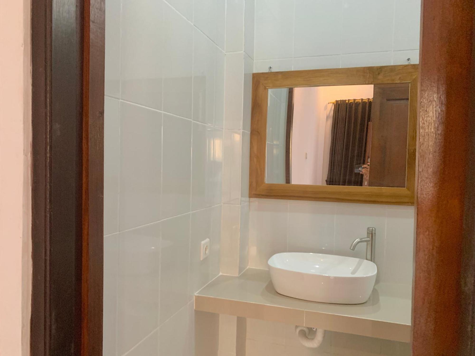 The Lima Home Stay In Canggu Exteriör bild