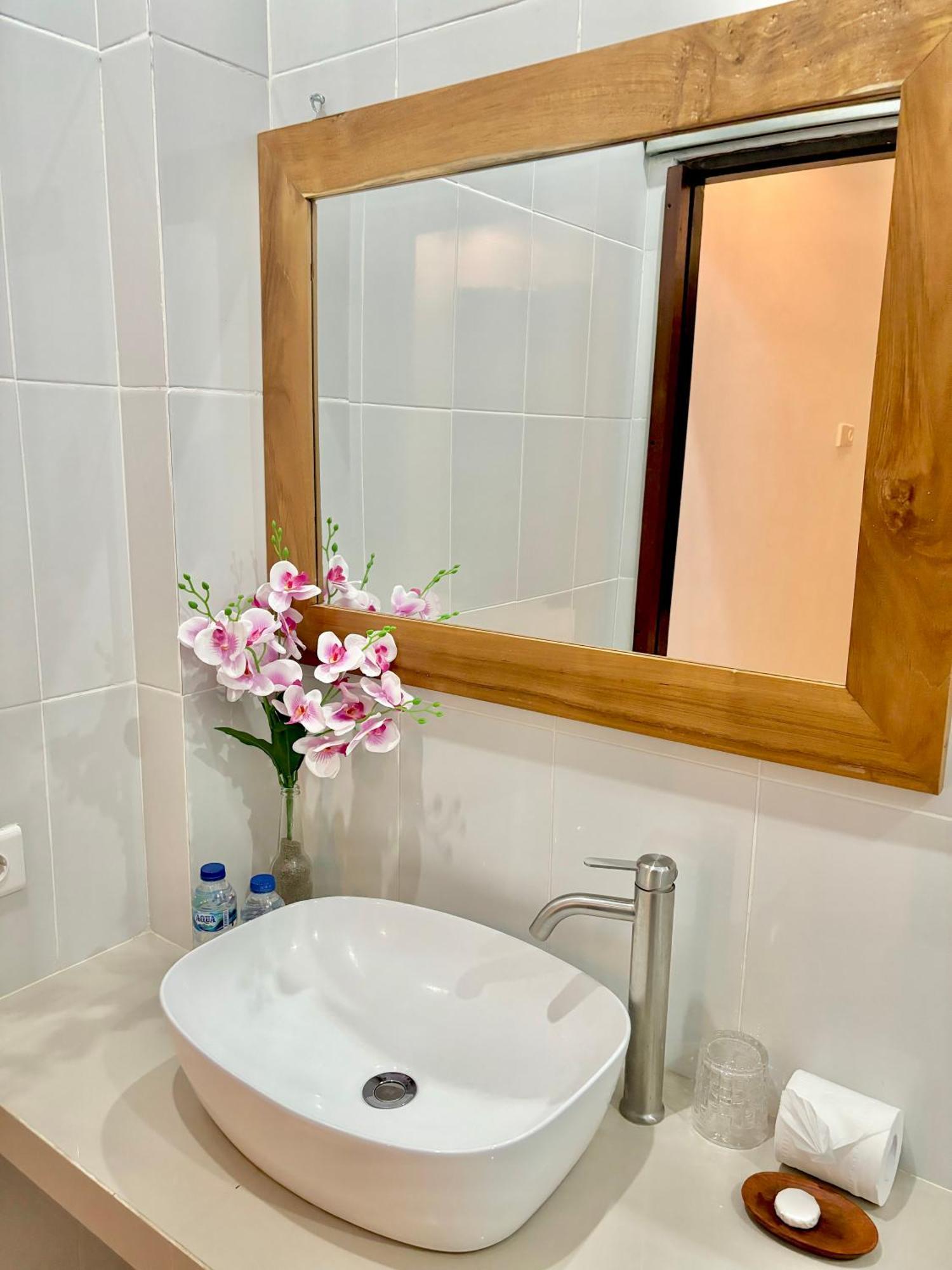 The Lima Home Stay In Canggu Exteriör bild